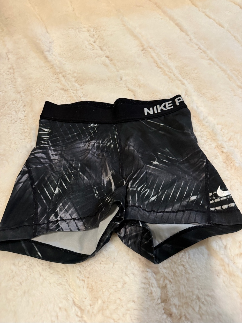 Nike Pro black shorts with white print #activewear #gym
XS
Slight pilling